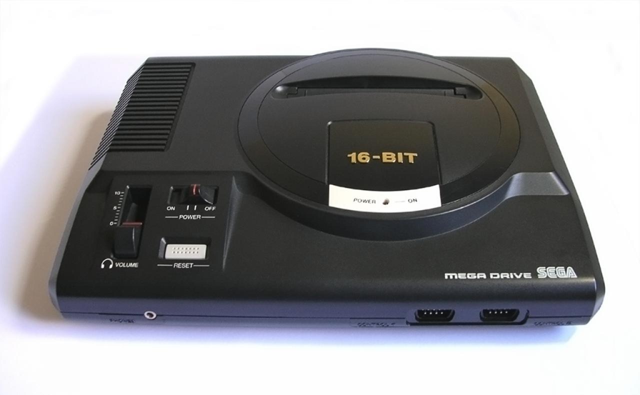 [17/12/2008] Am 29. Oktober 1988 veröffentlicht Sega in Japan sein „Mega Drive“. Technisch steckt das neue 16-Bit-Gerät die Konkurrenz locker in die Tasche: Die Grafik bietet mehr Farben und bewegliche Objekte, der auch in den Heimcomputern Amiga und Atari ST tickende Motorola-Prozessor rechnet schneller. Selbst frühe Spielspaßgurken wie das Prügelspiel Altered Beast wirken auf die noch junge 16-Bit-Generation faszinierend. Doch deutsche Spieler dürfen davon nur träumen. Erst gut zwei Jahre später, Ende 1990, erscheint hierzulande das Mega Drive und schlägt mit 499 Mark zu Buche.Im letzten Teil unserer Retro-Knaller zum Jahreswechsel zeigen wir euch die 10 besten Spiele für das SEGA Mega Drive.