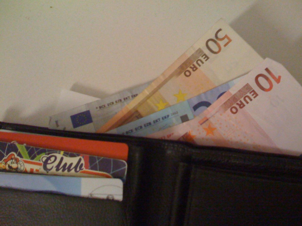 [18/12/2008] Mit dem Geburtstags-Geld ins Kaufhaus - Als Kind und Jugendlicher mussten wir immer auf den Geldregen von Oma und Opa zum Geburtstag oder auch Weihnachten warten. Danach ging es ab ins Kaufhaus. Doch da reichte das Geld nur für ein Spiel.