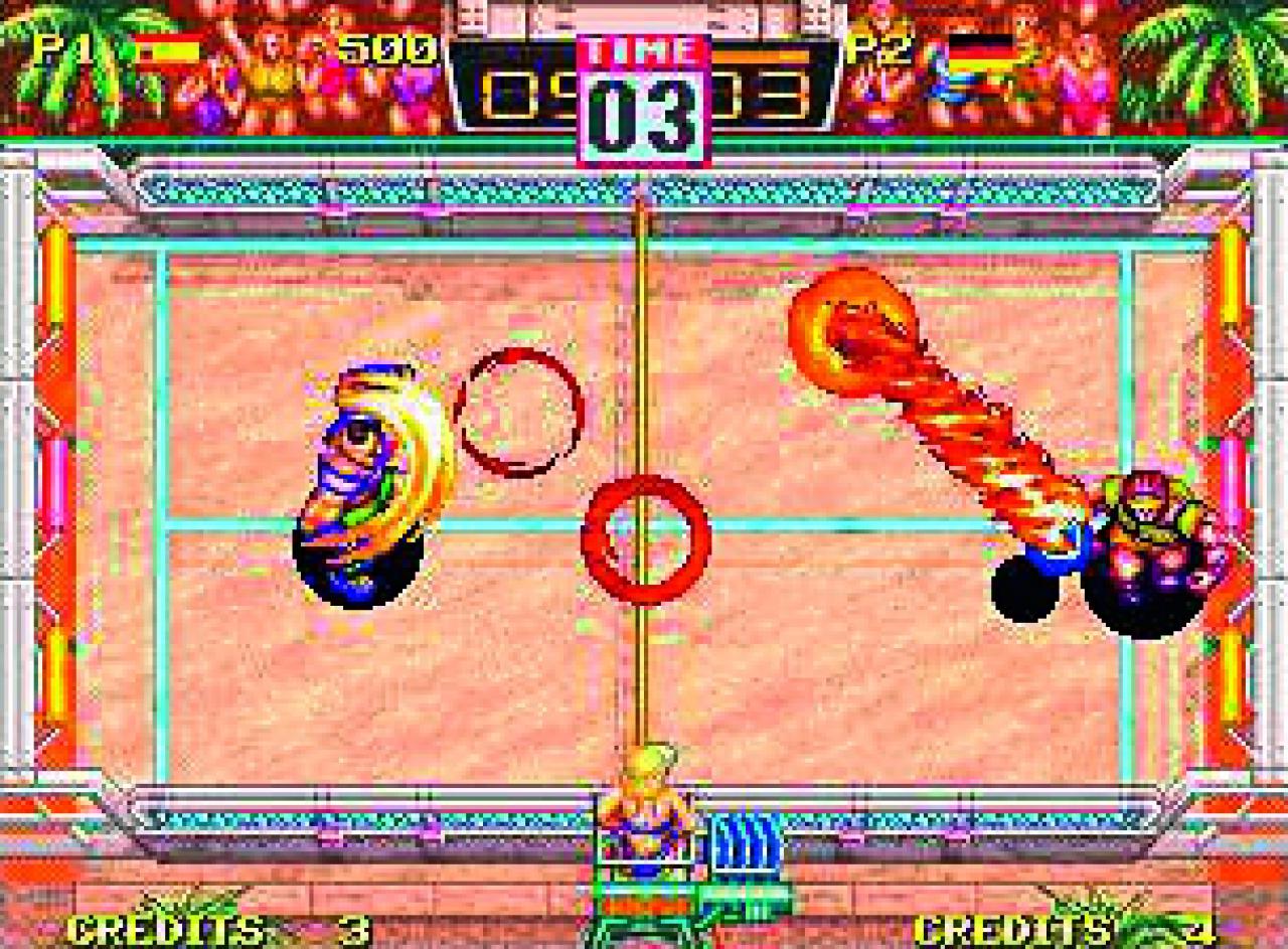 [17/12/2008] Windjammers (1994)Zugegeben, es klingt behämmert: ein Frisbee-Spiel für den Fernseher? Und solo hält euch das Turnier wegen der geringen Abwechslung auch nicht lang am Joystick. Doch zu zweit offenbaren sich wahre Partyqualitäten. Jeder versucht, die Wurfscheibe möglichst fies hinter den Gegner zu platzieren, um zu punkten. „Raketenwurf“ ruft der deutsche Charakter des Spiels bei seinem Spezialwurf dabei. Grandios.