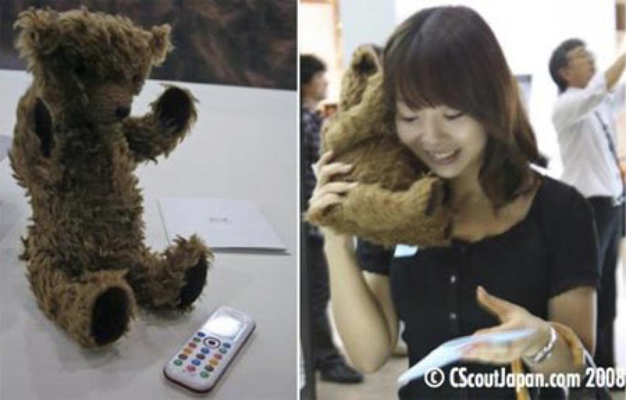 [11/02/2009] Ein Teddybär, umkonstruiert zu einem Telefon. Süß!