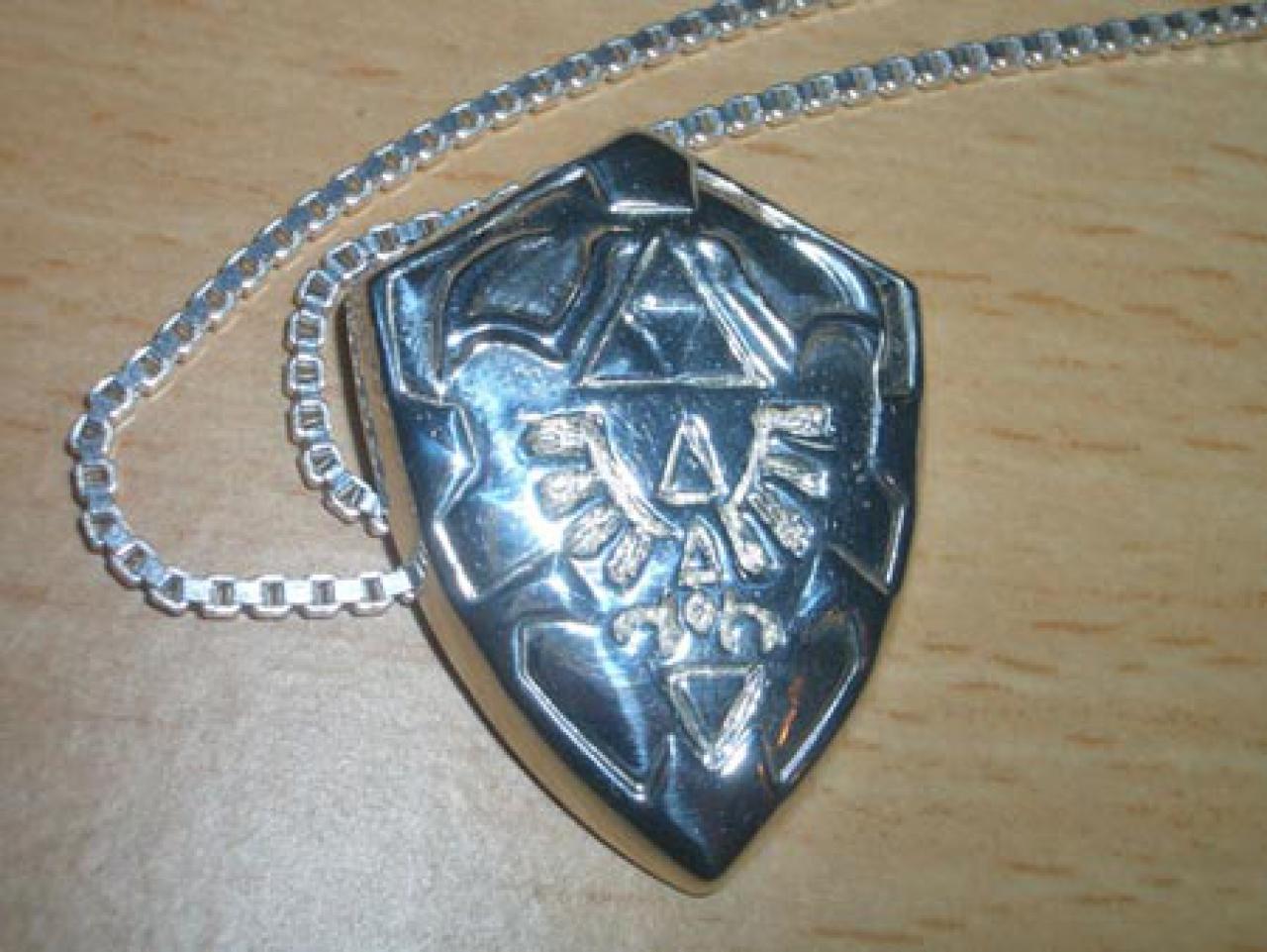 [11/02/2009] Eine selbstgebastelte Kette im schicken Zelda-Stil. Wollen wir auch!