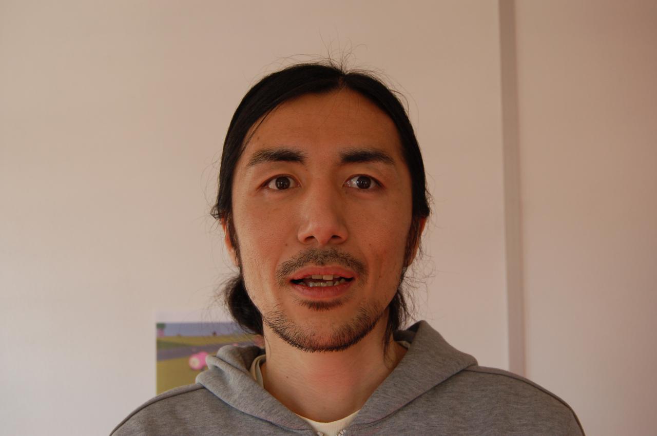 [22/05/2009] Gestresst: Nachdem er über eine Woche lang durch die ganze Welt geflogen wurde, war Takahasho-San beim Interview-Termin sichtlich gerädert. Hoffentlich durfte er sich nachher gut ausruhen.