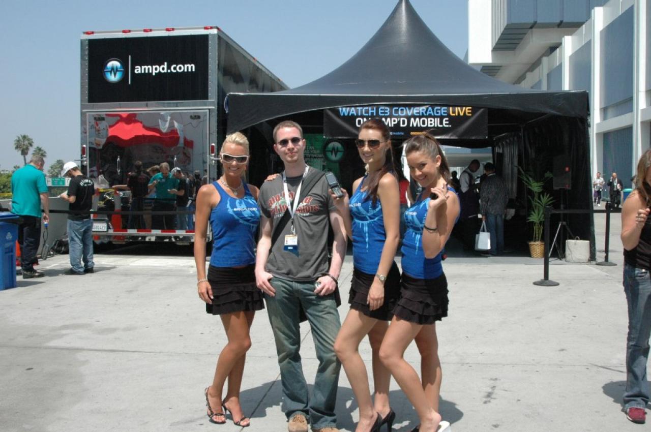 [06/05/2009] Für Sie vor Ort auf der E3 2006 - PC-Games-Redakteur Felix Schütz, umringt von Messebabes.