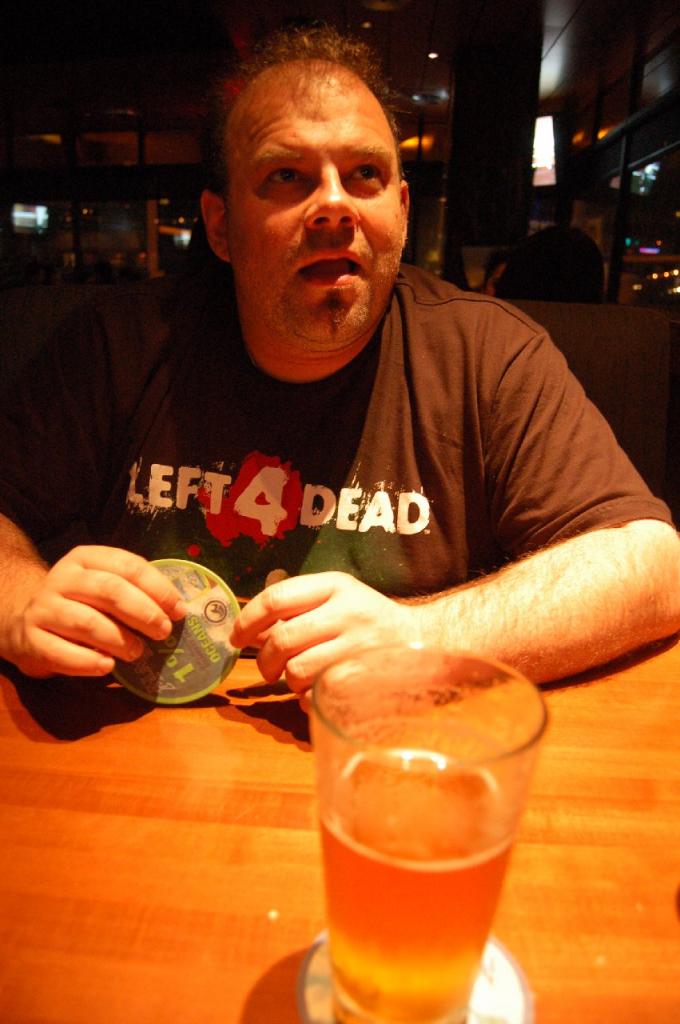 [01/06/2009] Wolfgang Fischer wartet auf sein Bier und natürlich auf das reichhaltige Essen.