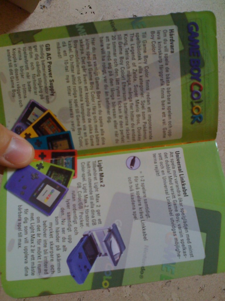 [16/06/2009] Hier besitzt er sogar schwedische Nintendo-Prospekte ...