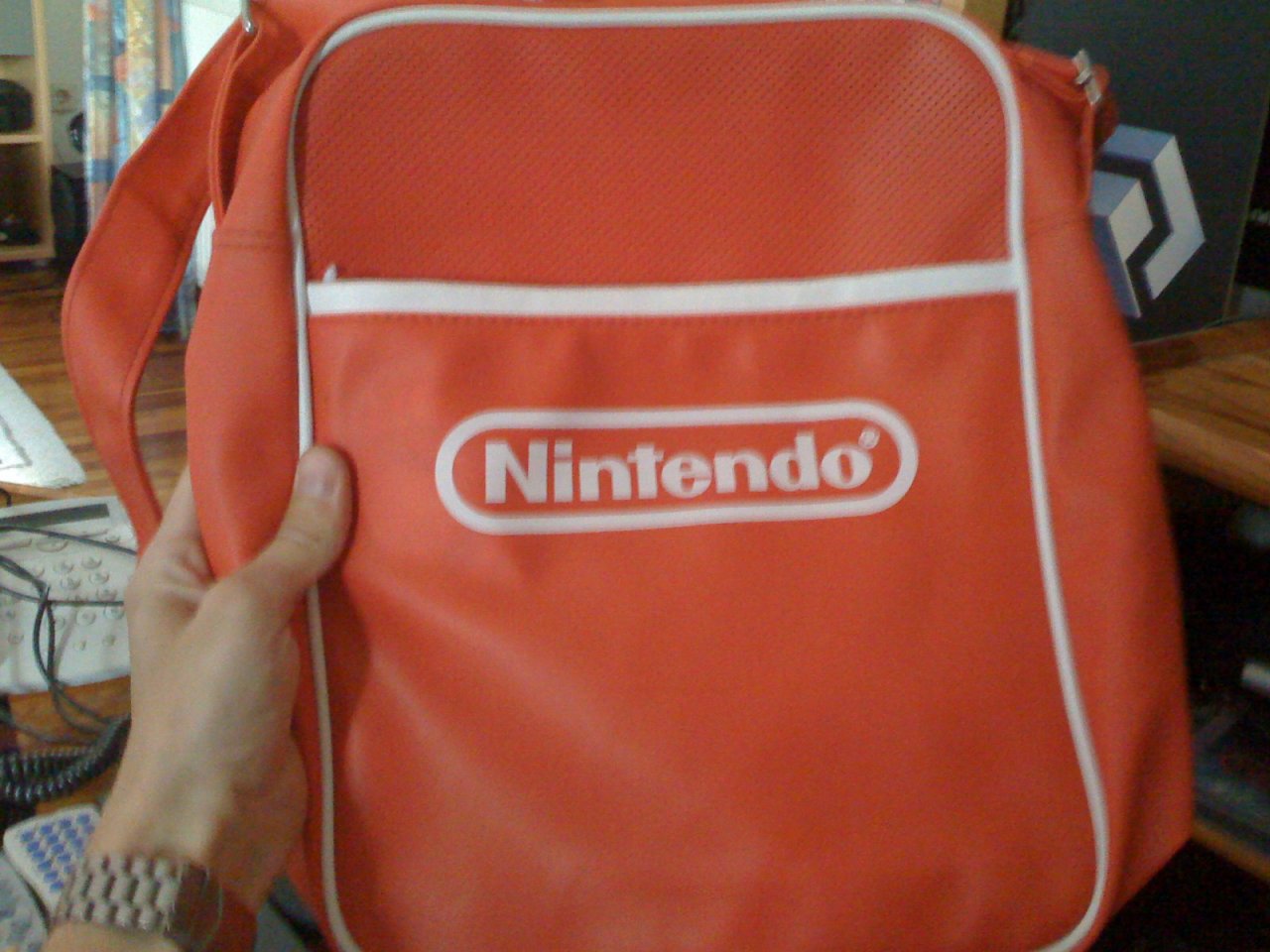 [16/06/2009] Dafür ist diese Tasche immerhin ein Hingucker.