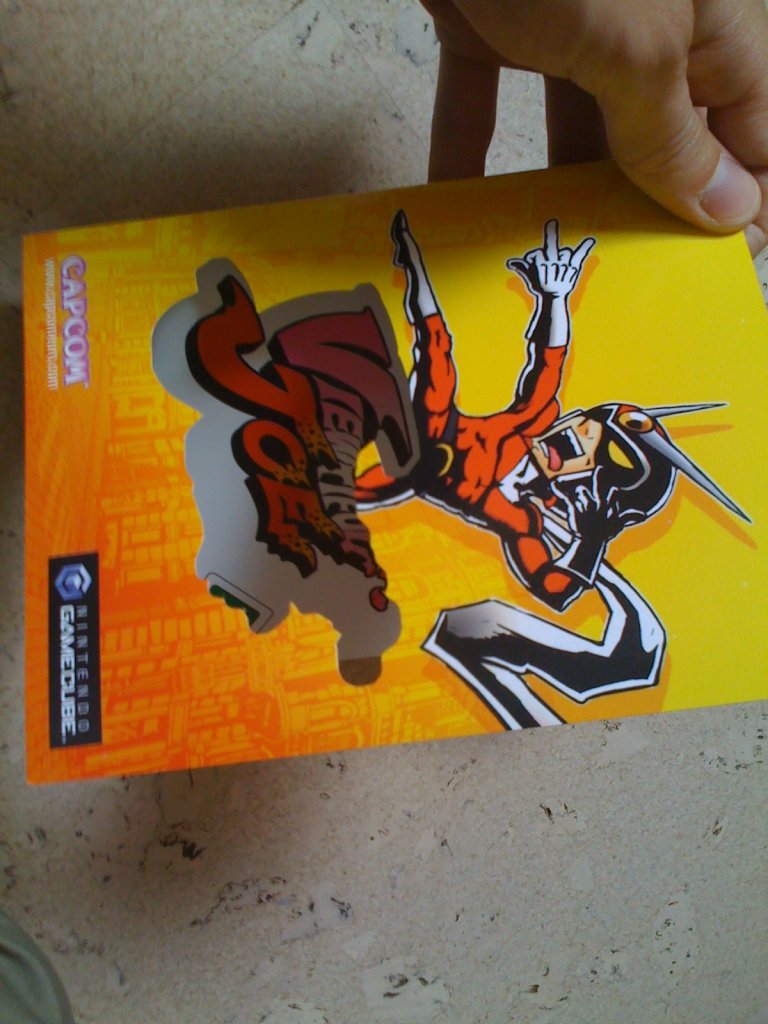 [16/06/2009] Ein Viewtiful-Joe-Aufsteller. Wann fährt der Bus?
