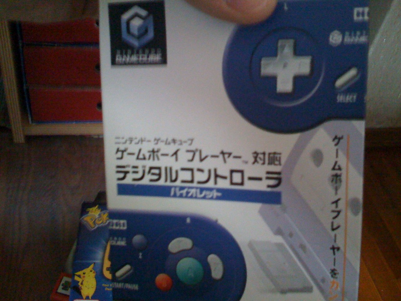 [16/06/2009] Hier zeigt er euch das Hori-Pad - ein GameCube-Controller im Design des SNES-Pads.