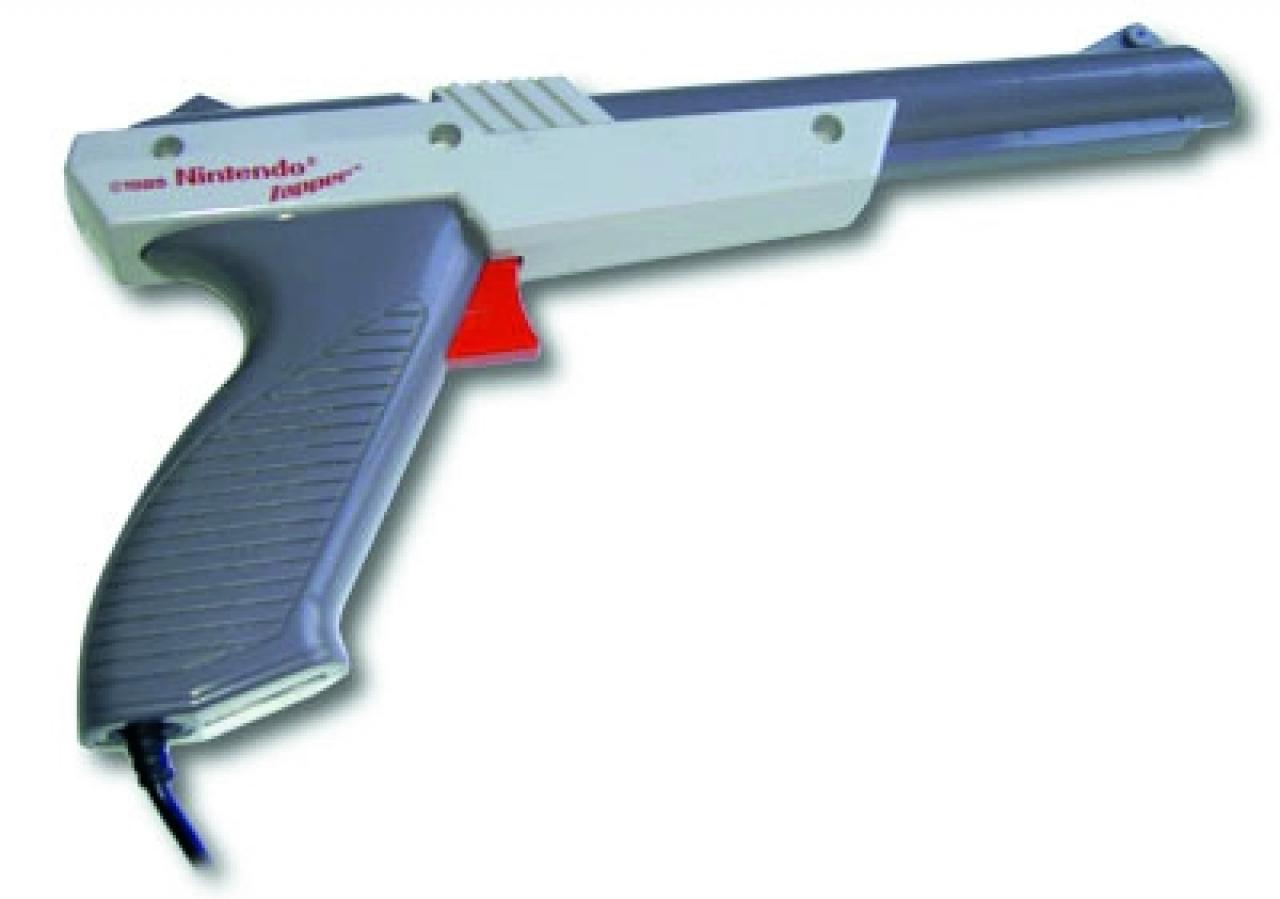[15/06/2009] NES-Zapper - Der NES-Zapper hatte einen Nachteil: Es gab zu wenige Spiele. Im Film Zurück in die Zukunft 2 spielt Marty McFly die Automatenversion von Wild Gunman. Ja, das musste man mit den Händen spielen!