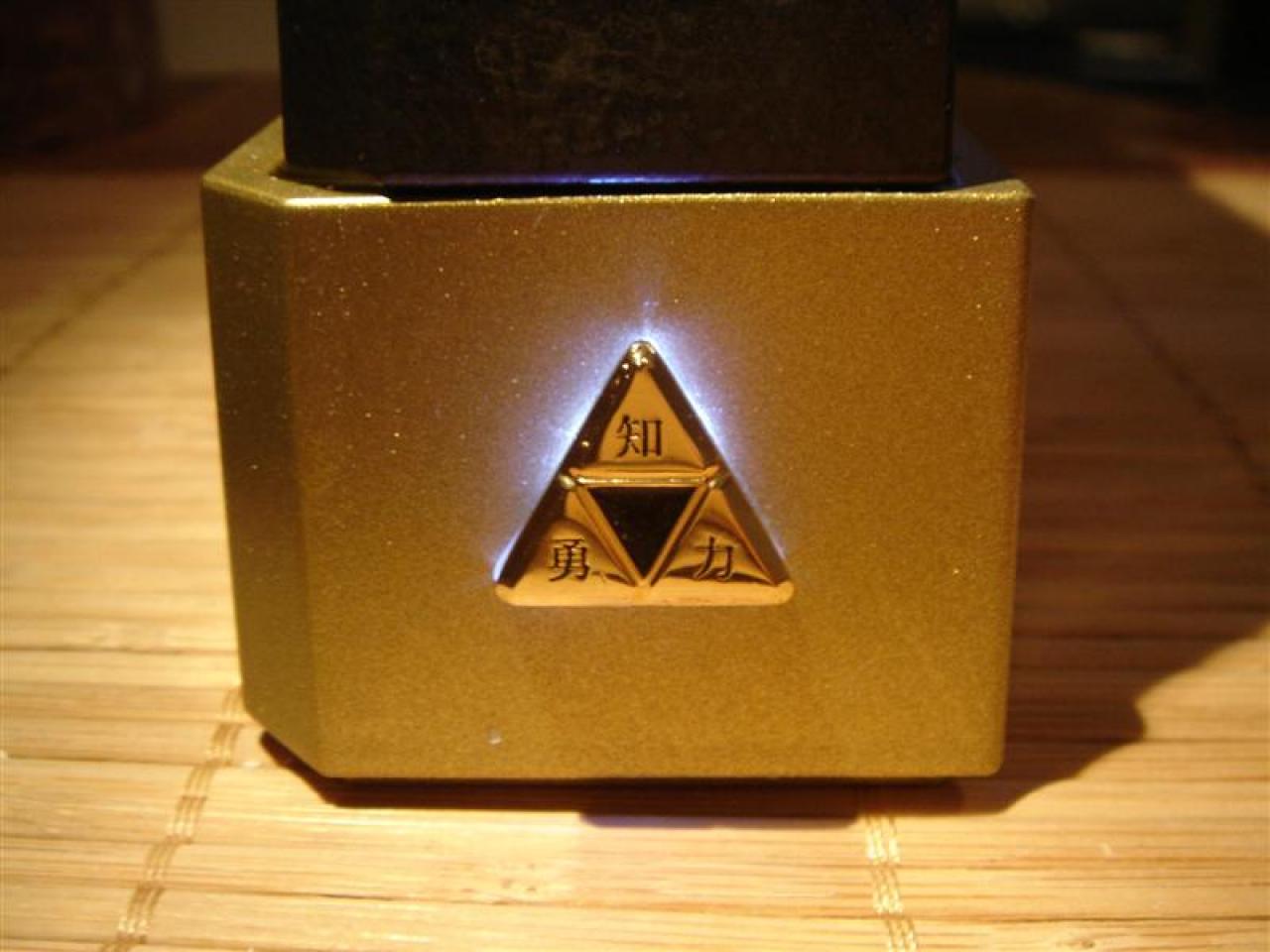 [23/07/2009] Das Triforce auf dem Sockel der Zelda-Wii