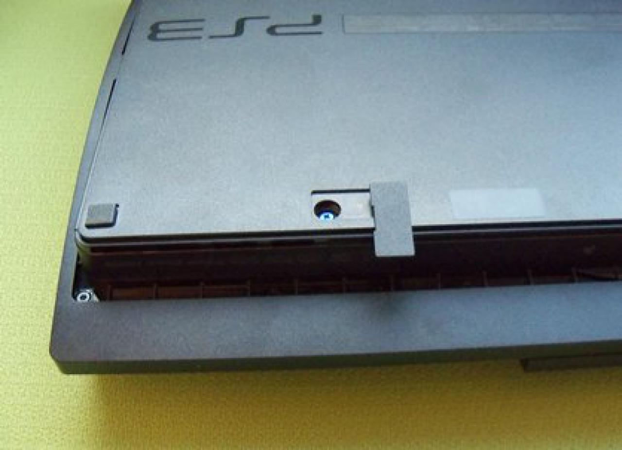 [20/08/2009] Zum Austauschen der Festplatte entfernt ihr diese Schraube