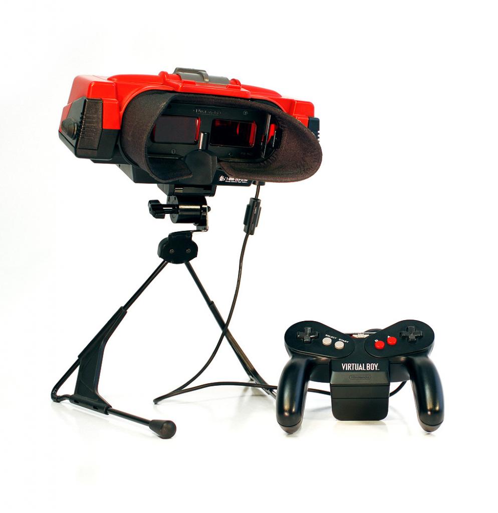 [17/08/2009] Virtual Boy - Es ertönen komische Geräusche, wenn man den Nintendo Virtual Boy anschaltet. Im Inneren rotieren lautstark Spiegel, die für die 3D-Darstellung zuständig sind. Da nach kurzer Zeit Kopfschmerzen auftraten, war es Flops für Nintendo.