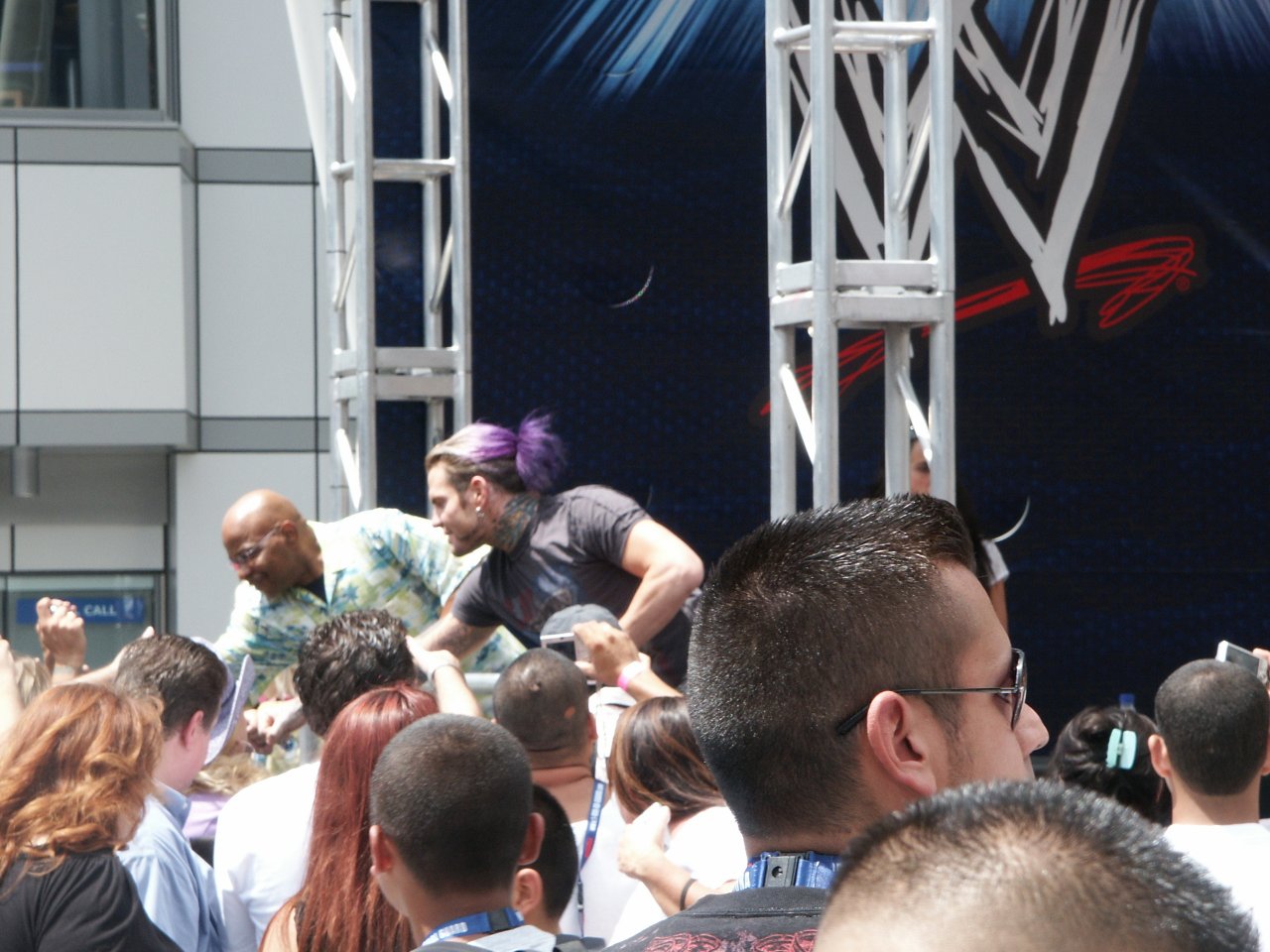 [28/08/2009] Die längste Schlange bildeten die Fans vor der Autogrammstunde mit dem ehemaligen WWE World Champion Jeff Hardy (lila Haare). Beim SummerSlam verlor er seinen Titel jedoch gegen CM Punk.