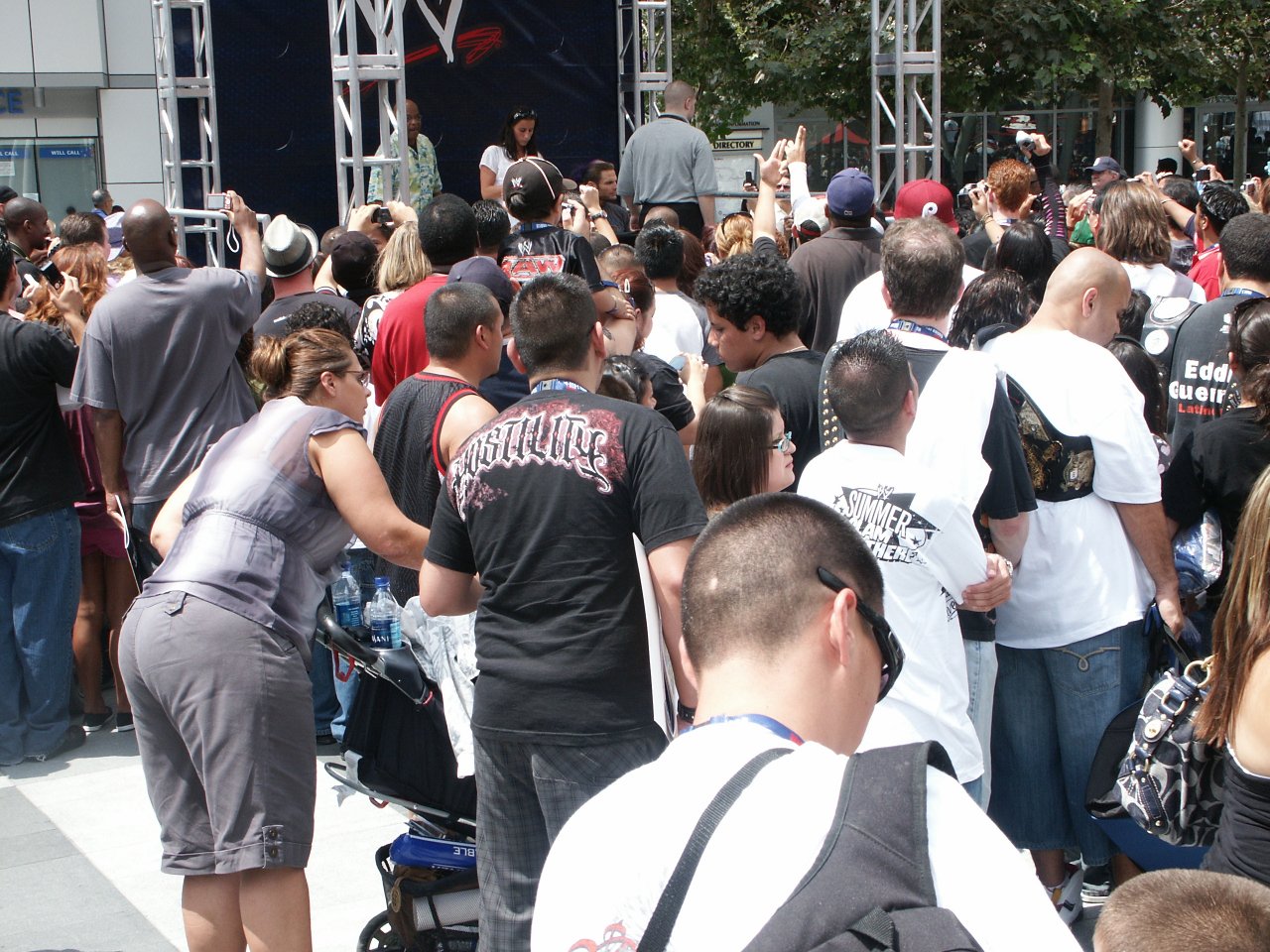 [28/08/2009] Das Gedränge vor Jeff Hardys Stand war enorm.