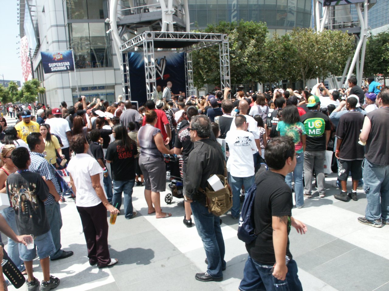 [28/08/2009] Die Schlange vor Jeff Hardys Stand erstreckte sich über das gesamte Gelände.