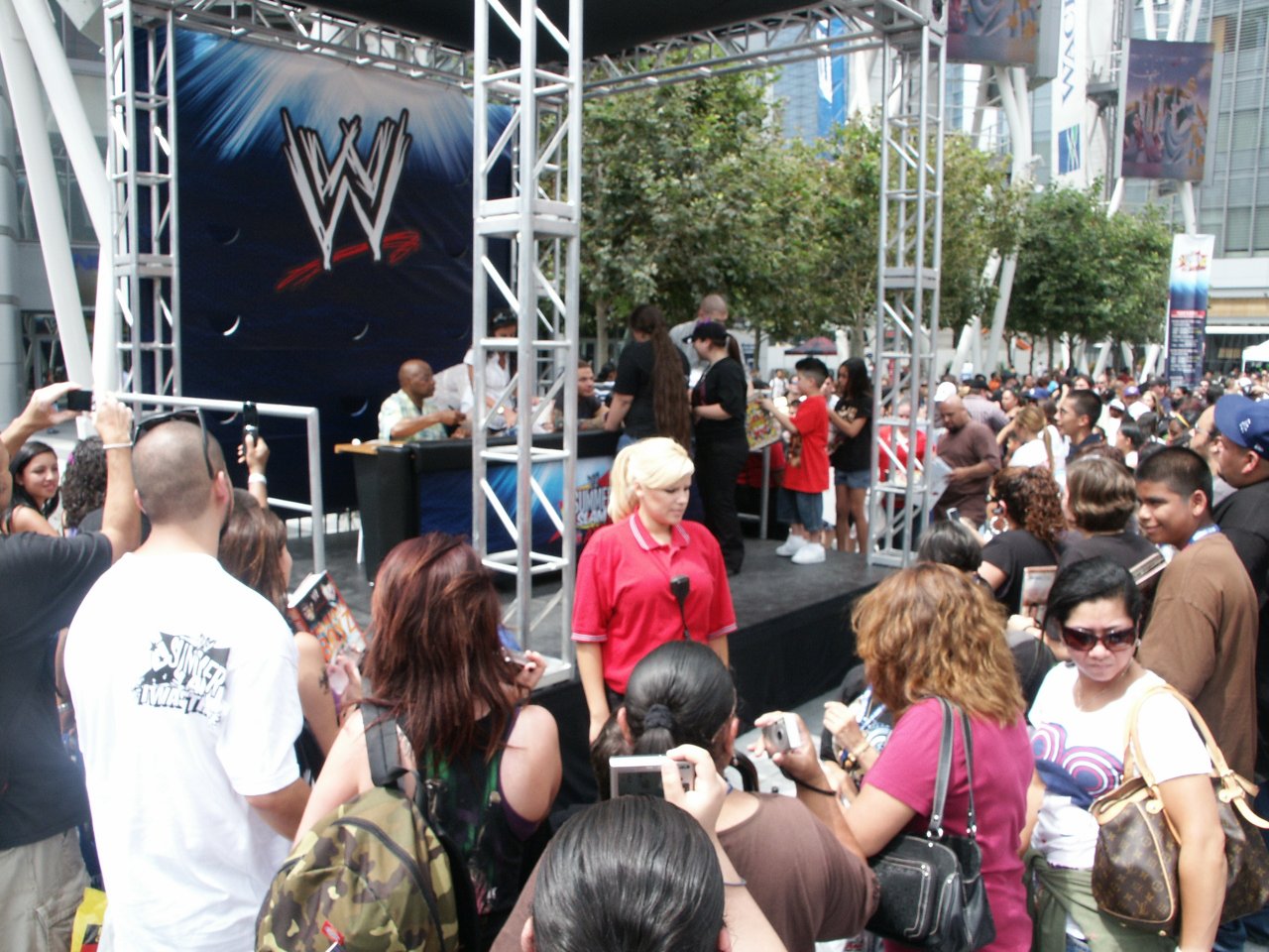 [28/08/2009] Und Jeff Hardy schrieb gemeinsam mit Smackdowns General Manager Theodore Long fleißig Autogramme.