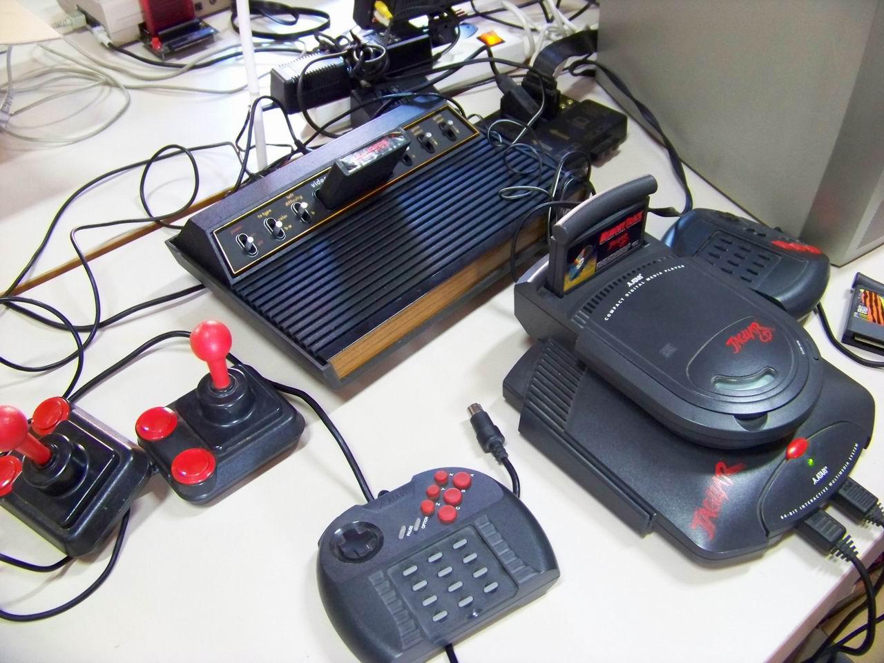 [28/09/2009] Atari Jaguar als erste 64-bit-Konsole - Verkauft wurde die Jaguar-Konsole als erste 64-bit-Konsole. Leider waren nur 2 der insgesamt 5 Chips 64-bit-fähig. Das Zusammenspiel der Prozessoren schlug oft fehl, weshalb Entwickler auf den MC68000-Chip auswichen. Eine 