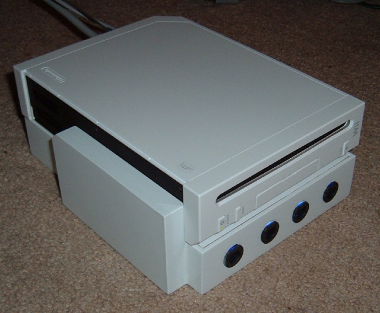[14/09/2009] Wii-Umbau mit GameCube-Anschlüssen vorn