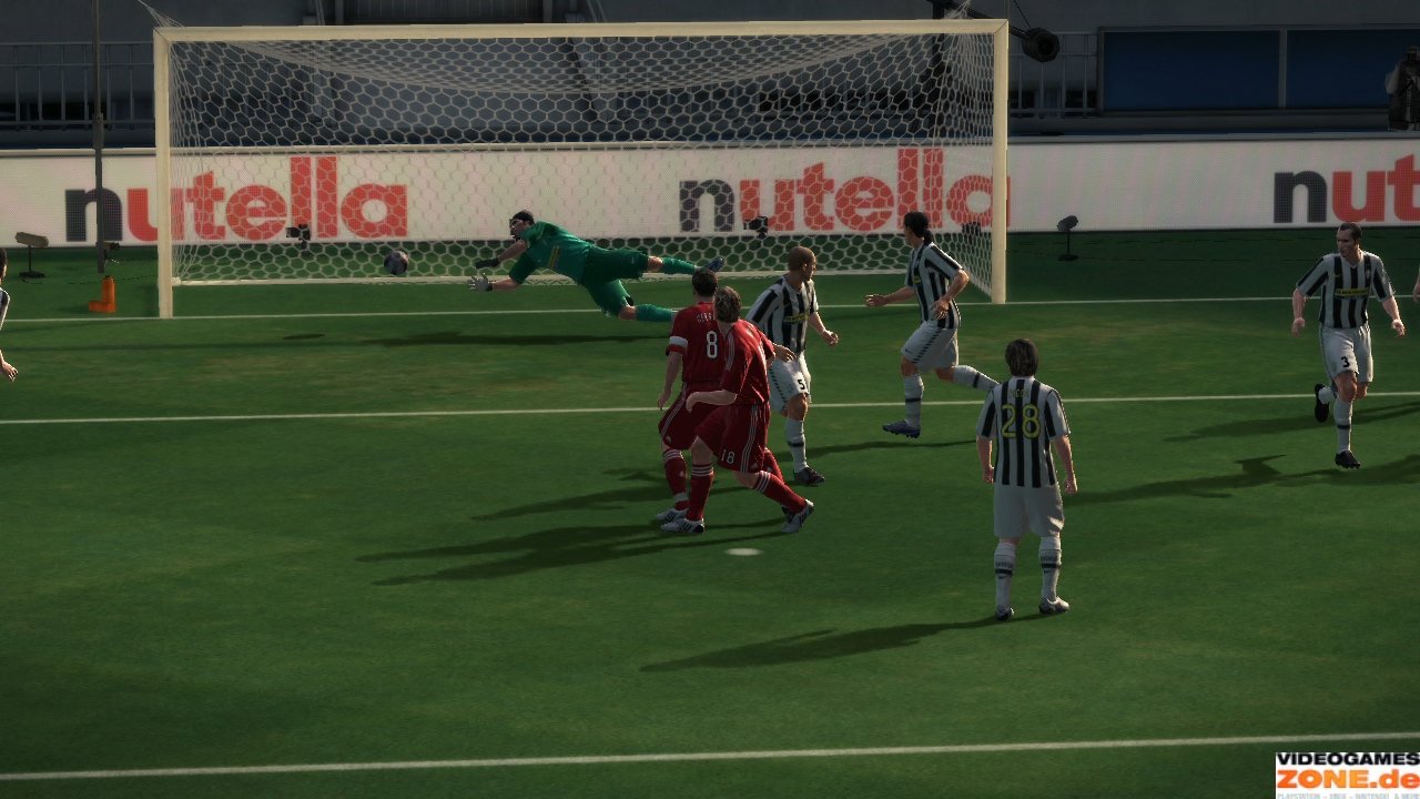 [15/10/2009] Treffer: Keine Aktion wirkt geskriptet, der Ball läuft in PES so, wie er eben läuft.