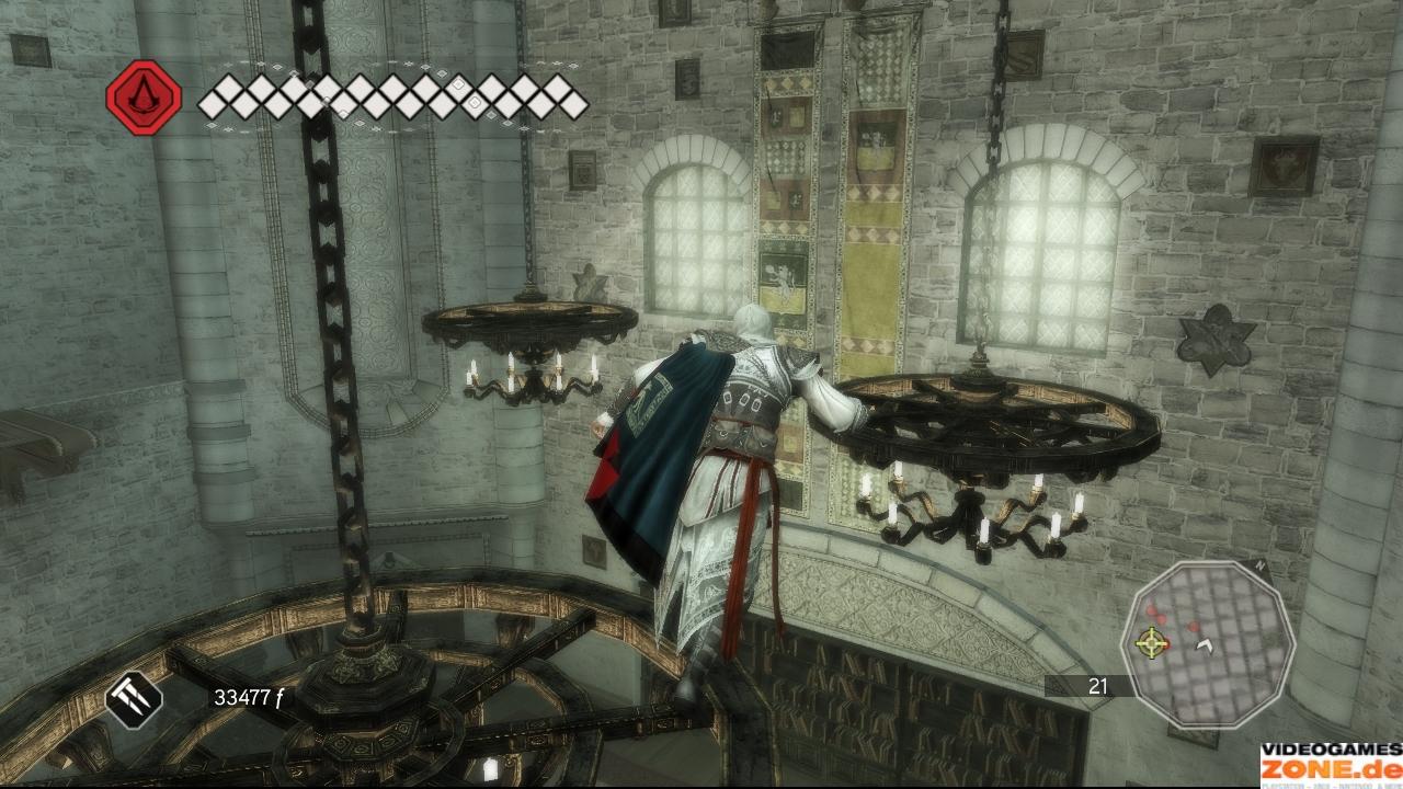 [18/11/2009] Nutzt die Kronleuchter als Plattformen und hängt euch auf der anderen Seite des Raumes an das linke Fenster. Die Einkerbungen in der Wand ermöglichen Ezio den Aufstieg. Von dem obersten Absatz aus springt ihr an die Stangen und schwingt hinüber zum Balkon