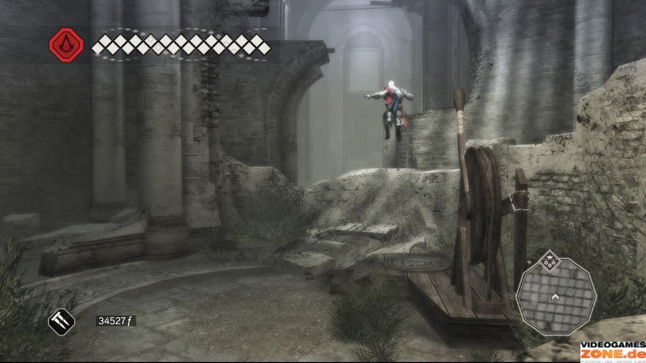 [18/11/2009] Klettert rechts auf die Mauer und springt nach links. Beim kurzen Balken rennt ihr die Wand hoch, hüpft nach hinten und schwingt an den Stangen bis i die Gruft. Durch die Bodenluke gelangt ihr wieder nach draußen