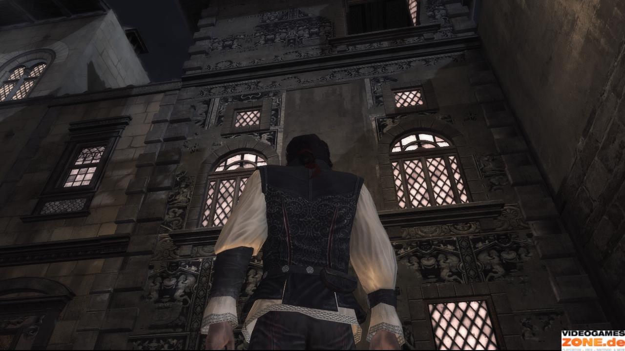 [17/11/2009] Von der Spitze des Turms aus springt Ezio in den Heuhafen und wendet sich nach Norden, wo sich links in einer Seitengasse der nächste Checkpoint befindet. Cristinas offenes Fenster erreichen Sie, indem Sie sich an den Vorsprüngen darunter nach oben ziehen.