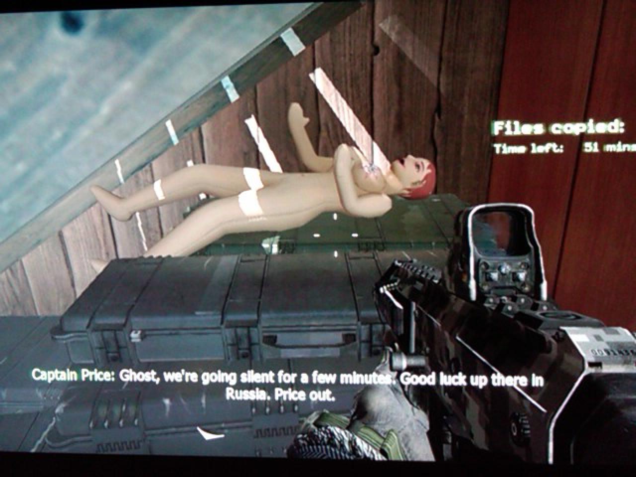 [18/11/2009] Modern Warfare 2: Was sich nicht so alles in Makarovs Safehouse finden lässt. Wofür er diese Gummipuppe wohl benötigt? Ein weiteres Exemplar findet sich übrigens in der Badewanne des Hauses.