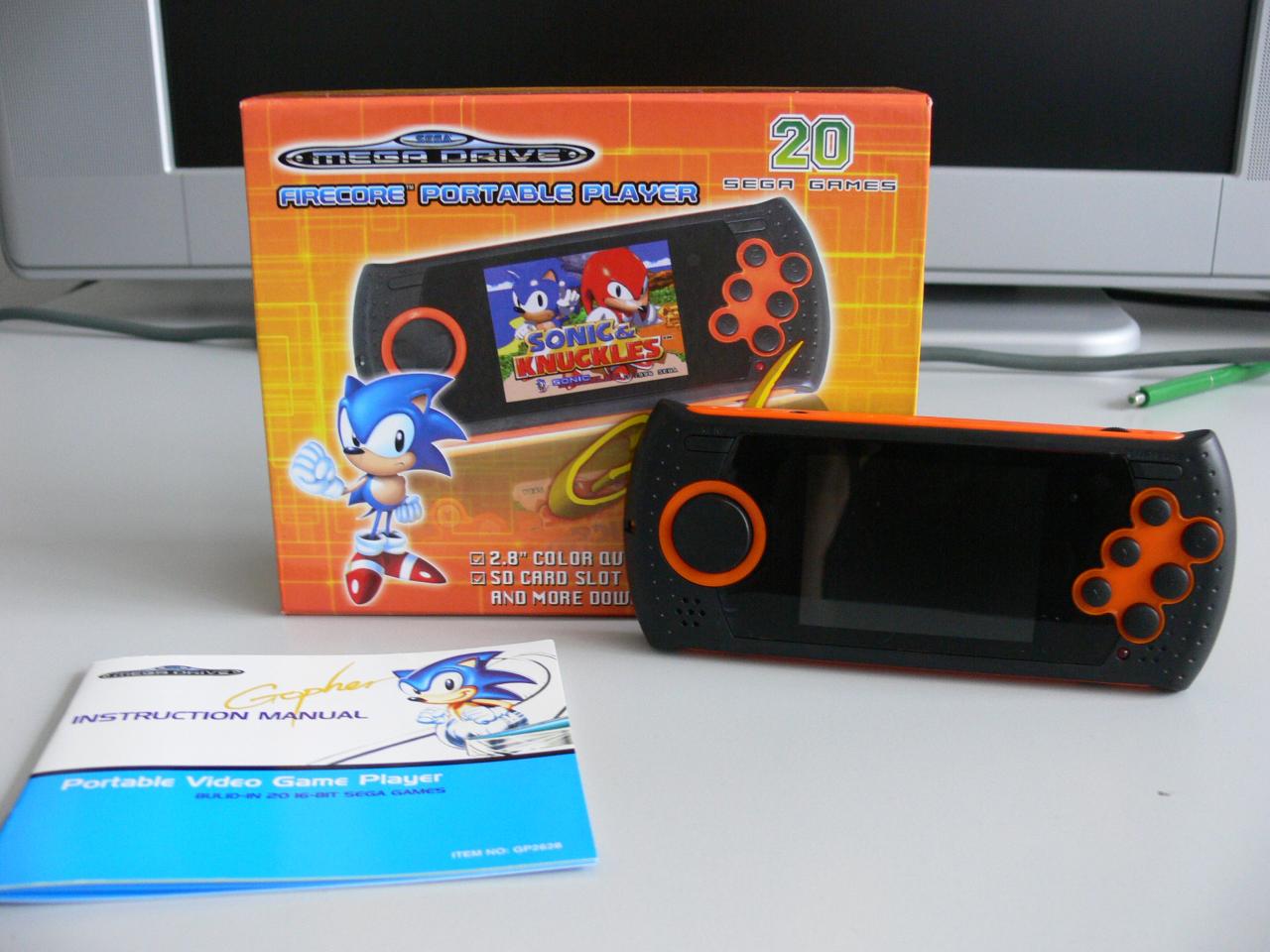 [04/12/2009] Das Weltbild Mega Drive-Paket enthält das Spiele-Handheld mit 20 vorinstallierten Spielen, eine Anleitung, ein AV-Kabel und ein USB-Kabel. 