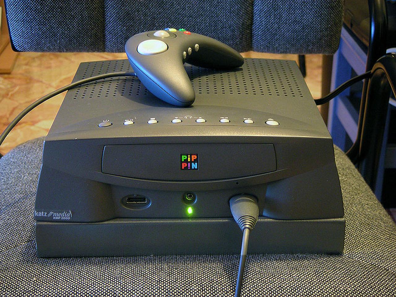 [10/12/2009] Pippin - Heutzutage kaum noch vorstellbar, produzierte Apple in den 90er-Jahren einige Technik-Flops. Darunter auch die Spielekonsole Pippin, die gegen die bereits im Markt etablierten N64, PSX und Sega Saturn keine Chance hatte.