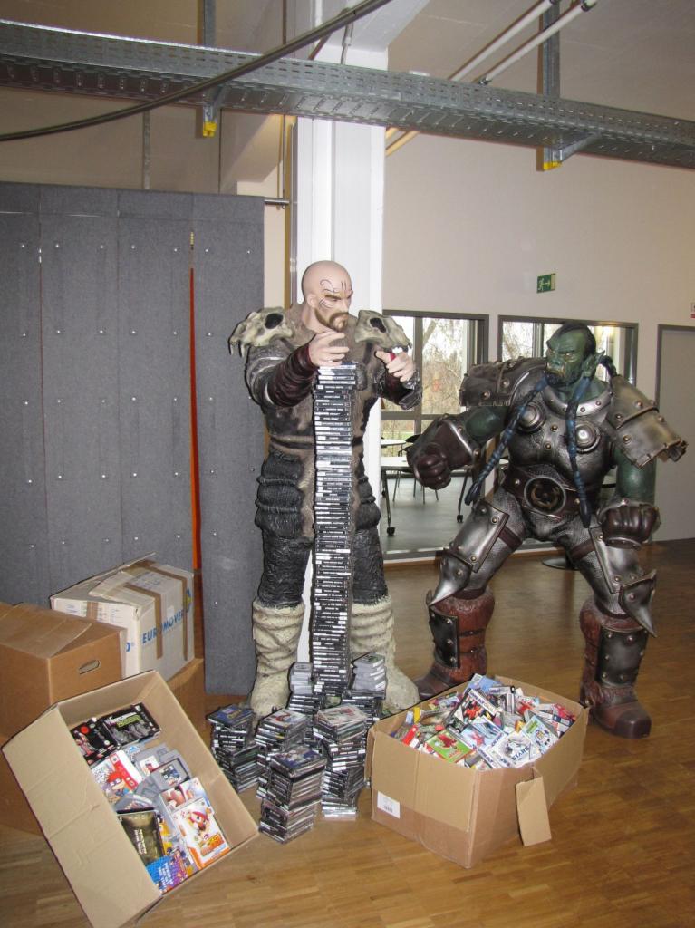 [02/12/2009] Hier sieht's aus wie im Postamt des Christkinds: Wir verschenken Kistenweise Videospiele für einen guten Zweck - die beiden Figuren sind übrigens nicht im Preis enthalten...
