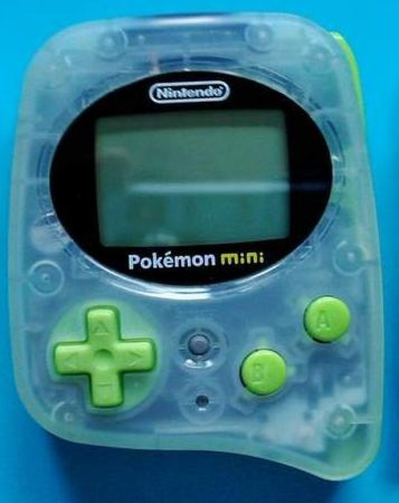 [11/01/2010] Pokémon mini (Stand Alone) Japan: 14.12.2001 / Europa: 15.03.2002 Der Pokémon mini wurde bei seinem Release als der kleinste Handheld der Welt beworben. Das war er in der Tat, allerdings leider auch so ziemlich der erfolgloseste. Ganze fünf Spiele kamen in Deutschland für das Gerät auf den Markt, und auch in Japan waren es nicht viel mehr. Ein kurzes Revival erlebte der Pokémon mini immerhin zwei Jahre später in dem Gamecube-Titel „Pokémon Channel“.