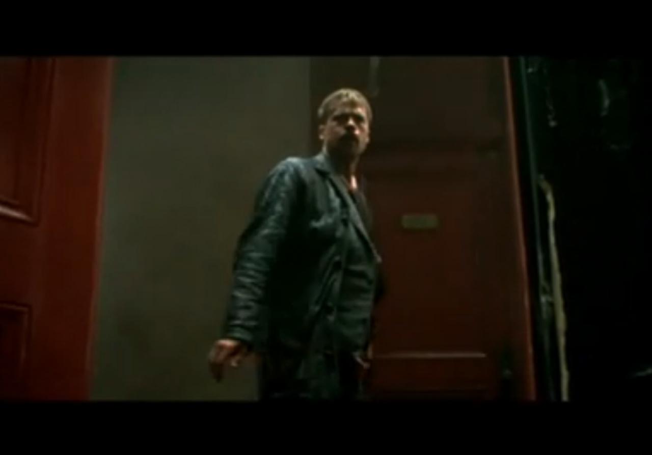 [26/02/2010] Heavy Rain-Klischee #5: Sieben (Brad Pitt) - David Mills tritt unrechtmäßig eine Tür ein und entdeckt eine abgedrehte Wohnung eines Fanatikers. ...