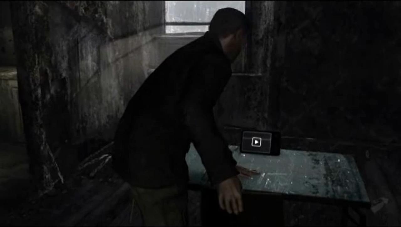 [26/02/2010] Heavy Rain-Klischee #8: In feinster SAW-Manier soll sich Ethan Mars im Auftrag des Killers einen Finger abschneiden. Danach bekommt er einen Hinweis auf den Verbleib seines Sohnes. In diesser Szene fällt sofort der SAW-Bezug auf.