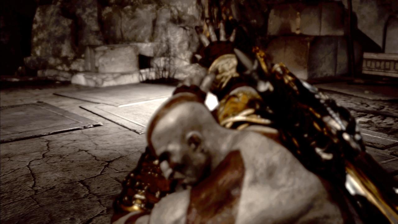 [08/03/2010] Lichtgestalt: Helios versucht euch zu blenden. Auch diese Szene ist interaktiv, ihr steuert also Kratos‘ Arm und versucht den Strahl abzuwehren.