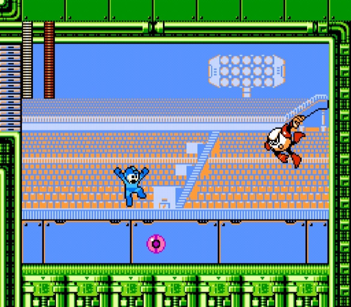 [03/03/2010] Zumindest die klassischen Mega Man-Spiele unterscheiden sich in Sachen Gameplay kaum voneinander. Es geht immer darum- sich springend und schießend einen Weg durch die geradlinigen Levels zu bahnen, um am Ende einen Roboter zu besiegen und dessen Waffe zu erhalten und sich dann dem nächsten Level zu widmen. Doch dieses Spielprinzip konnte lange Zeit Spieler begeistern. Doch irgendwann ließ der Erfolg nach und die Versuche Capcoms- die Serie zu modernisieren- scheiterten in den meisten Fällen. Schließlich kerte der klassische Mega Man in einem 9. und 10. Teil der Ursprungsreihe zurück und bewies, dass er es noch immer drauf hat. Gerade weil die beiden Download-Titel klassisches Gameplay und Retro-Grafik boten, konnten sie viele Spieler überzeugen. (Im Bild Mega Man 10)