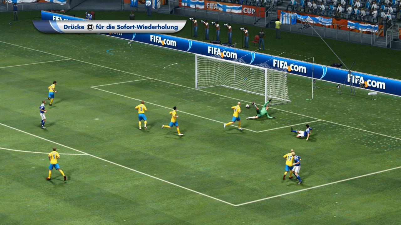 [27/04/2010] Realistisch: Die Torraum-Szenen wirken nicht mehr so geskriptet wie in FIFA 10, sondern viel dynamischer.
