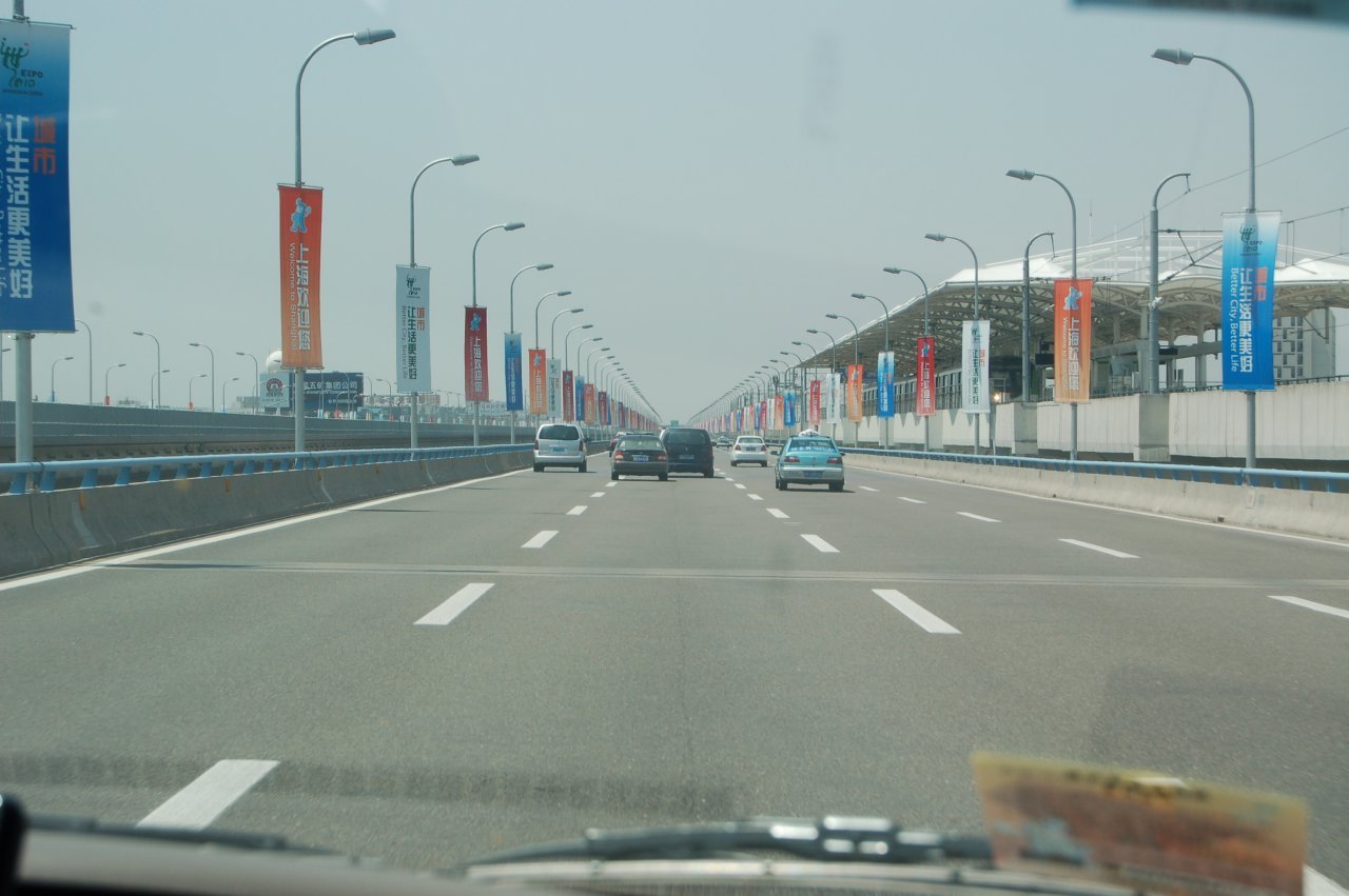 [25/05/2010] Nach der Landung folgt eine Taxifahrt über endlose, megabreite Autobahnen. Und obwohl das Geschwindigkeitslimit bei nur 80 liegt, wird viel gehupt und gedrängelt.