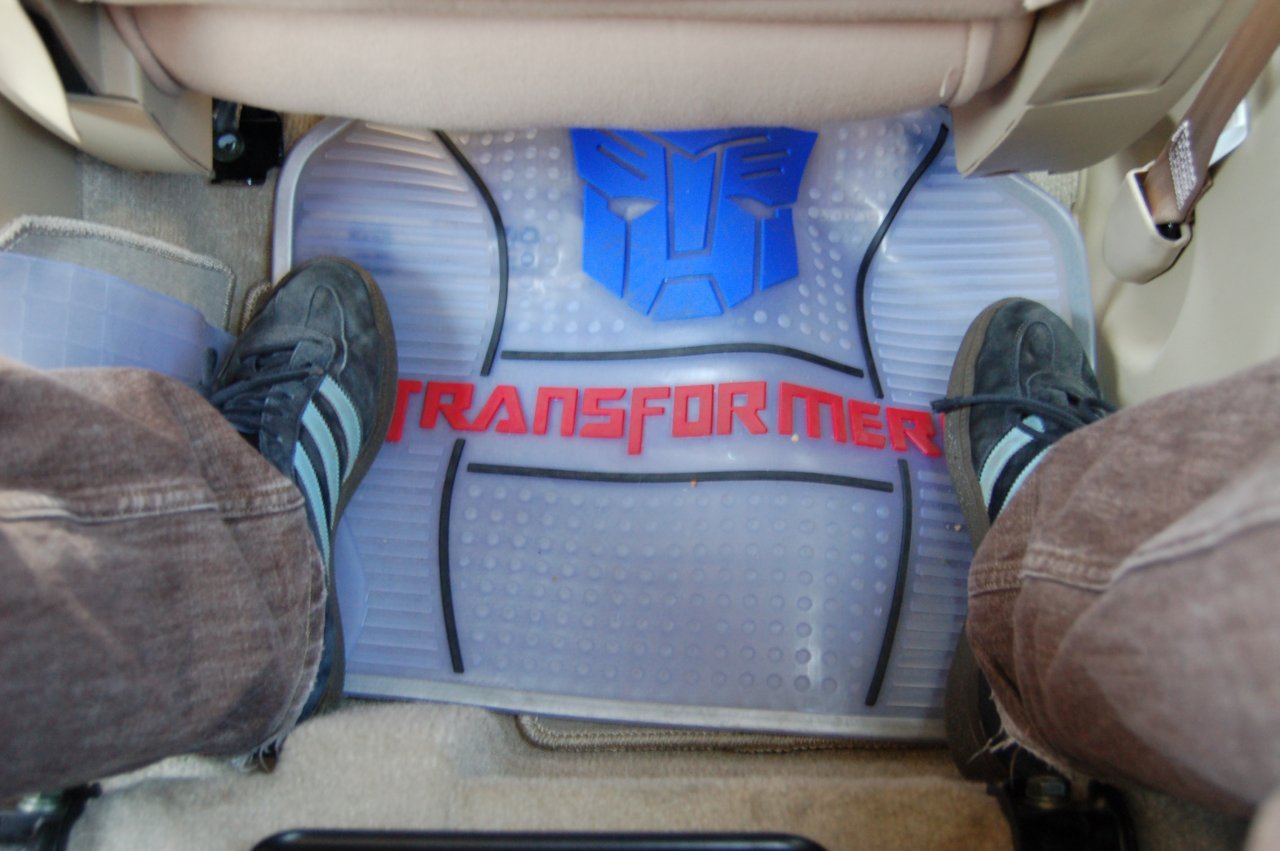 [25/05/2010] Wenn das mal nicht die beste Fußmatte der Welt ist!!! Autobots, transformiert euch! 