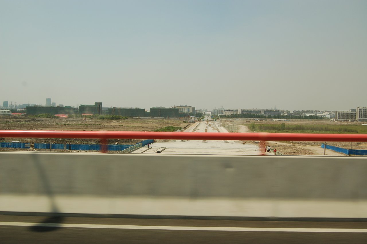 [25/05/2010] Auf dem Weg vom recht neuen Flughafen (Erst 1999 eröffnet) zur Innenstadt wirkt das Umland wie eine riesige Baustelle.