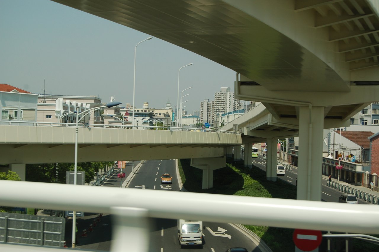 [25/05/2010] Langsam kommen wir dem Zentrum näher. Ich würde hier übrigens niemals im Straßenverkehr überleben. Nur wenige Straßen sind auf englisch ausgeschildert, die Verkehrsführung verwirrt und wie bereits beschrieben, fahren die Chinesen stets recht fordernd.
