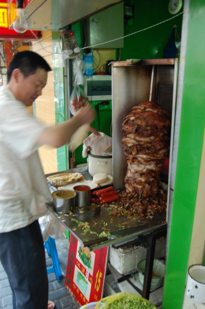 [25/05/2010] Der kleine Stand roch wirklich lecker und außerdem standen Leute an. Ein sicheres Zeichen für gutes Essen! Für 4 Yuan (etwa 50 cent) gibt es einen Teigfladen mit Fleisch, Salat und zwei geheimnisvollen Gewürzen auf die Hand.