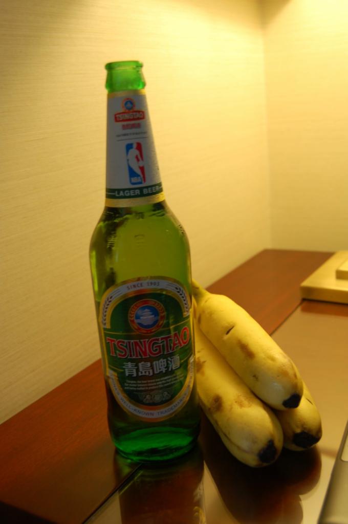 [25/05/2010] Mein Abendessen. Bier und Bananen lassen sich überall auf der Welt auch ohne besondere Sprachkenntnisse kaufen. Dazu gab es noch Kiwis, Pistazien, Schokoriegel und eklig süße Limonade. Ja, eine seltsame Kombination aber hey, ich bin wenigstens nich schwach geworden und einfach zu Mc Donalds gegangen. Ein Hoch auf Selbstständigkeit im Ausland!