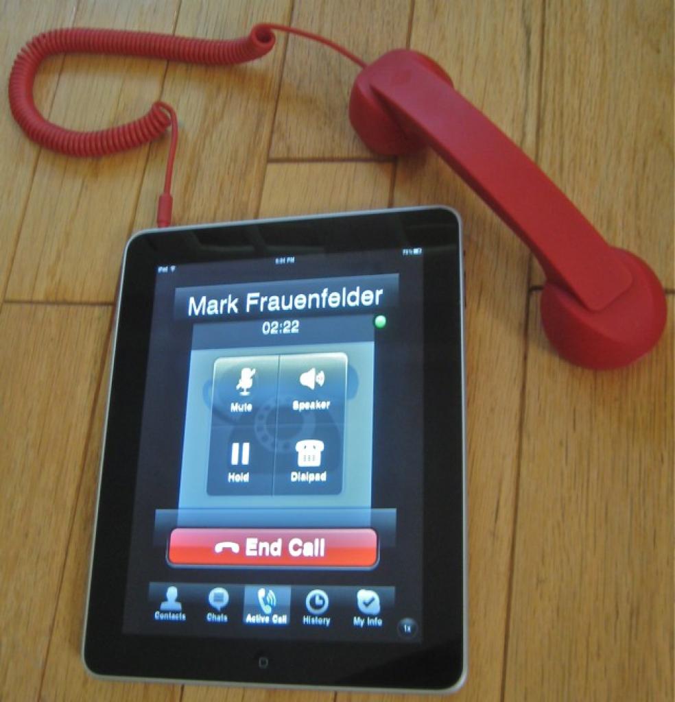 [28/05/2010] Klar, das iPad ist kein iPhone, dennoch ist es recht praktisch, wenn man nur ein Gerät dabei haben muss, um hin und wieder mal einen Telefonanruf zu machen. Mit dem offiziellen Skype-Programm kann über das iPad kostenlos mit anderen Skype-Nutzern telefoniert werden. Anrufe ins Festnetz oder auf ein Handy kosten etwas.