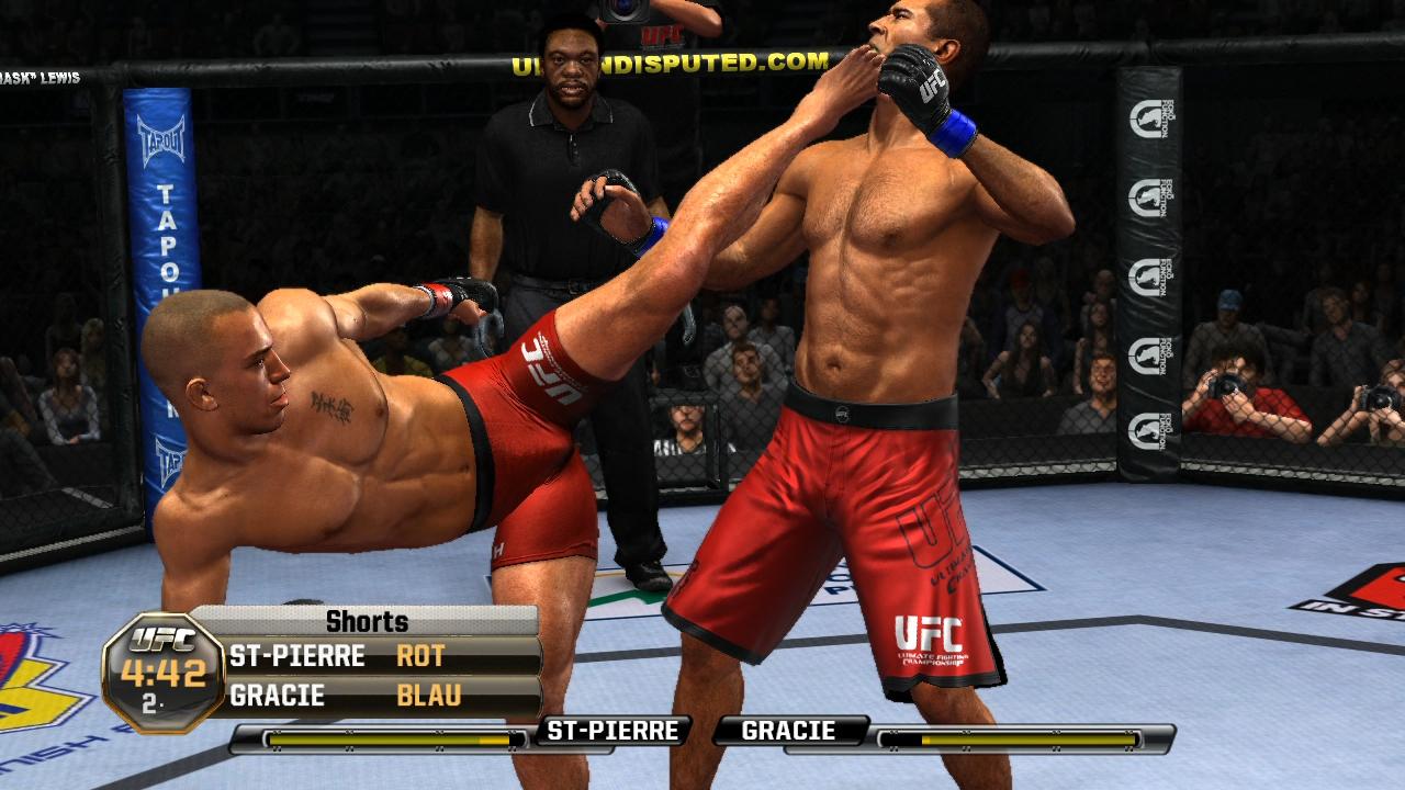[25/05/2010] Superkick: Georges St. Pierre probiert einen der neuen Kicks im Spiel am Kinn von UFC-Legende Royce Gracie aus.