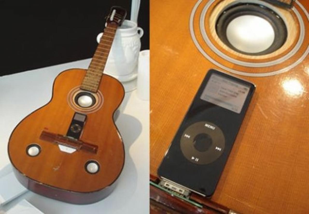 [20/05/2010] iPod Casemods: Der iPod in der Gitarre nutzt zum besseren Klang auch die Akkustik des Gitarrenholzes.
