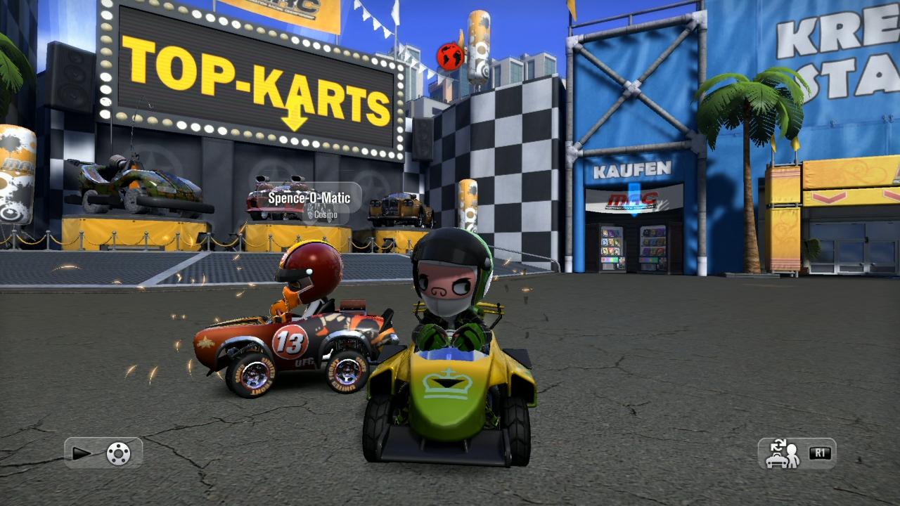 [10/05/2010] ModNation Racer-Test: Der Modspot im Charaktereditor dient als Warteraum und interaktives Menü. Wen das nervt, der kann auch per Starttaste direkt zu den einzelnen Features springen.