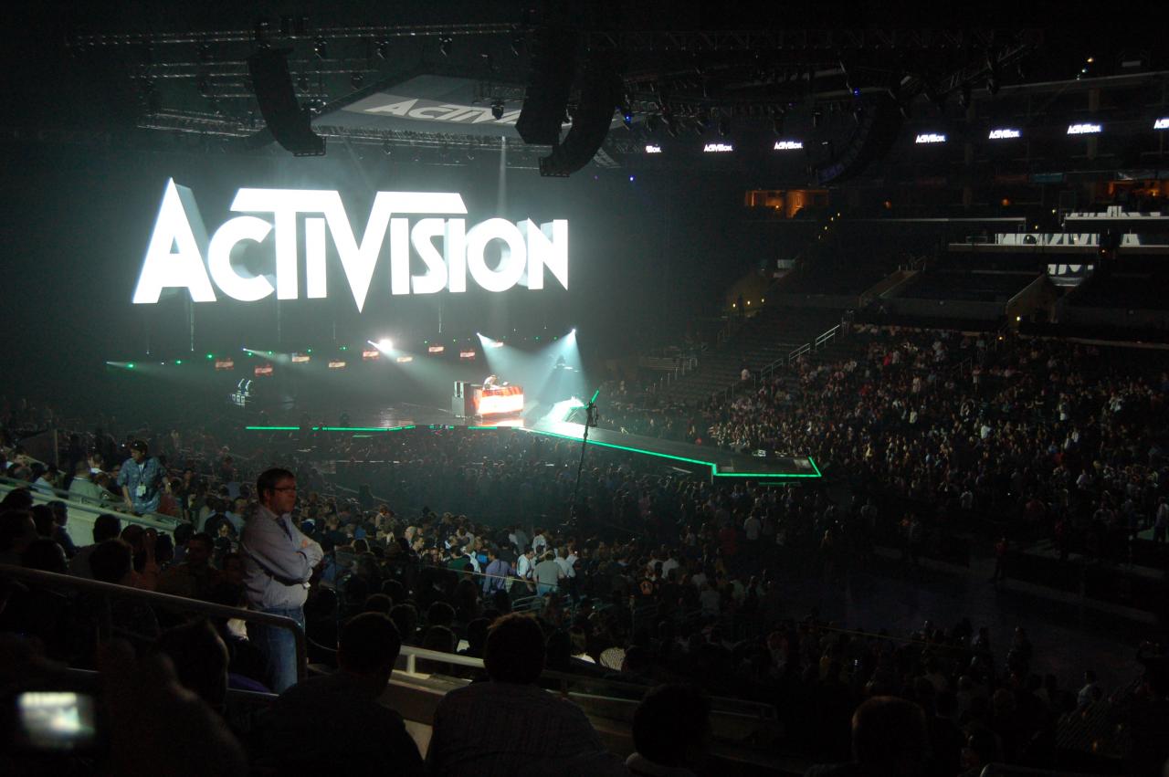 [30/06/2010] Die Activision-Party: Dieses Jahr hatte Activision keinen Messestand auf dem Show-Floor der E3. Als kleine Entschädigung schmiss man aber eine kleine Party. Dazu mietete man kurzerhand das Staples-Center an, lud einige tausend Gäste ein und unterhielt sie den Abend über mit Gratis-Bier, einigen Videospiel- Trailern und ganz vielen Superstars. Mit dabei waren Enminem, Rihanna, Usher, David Guetta, Deadmau5 und Tony Hawk. Wow! Was für eine Mega-Show! Angeblich hat sie 6 Millionen Dollar gekostet. 
