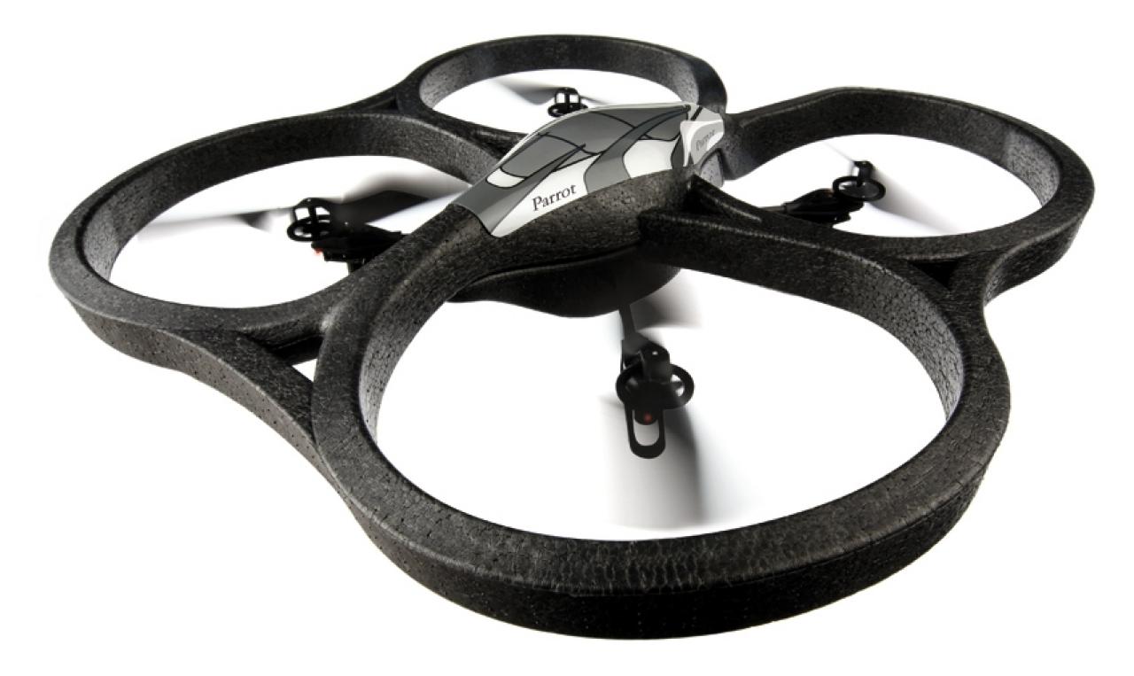 [30/06/2010] Die Parrot Ar. Drone: Dieses kuriose Gadget ist recht teuer und funktioniert nur mit iPad oder iPhone, konnte uns aber dennoch begeistern. Denn damit steuert ihr eine Miniatur- Schweberdrohne. Der Clou daran: Dank einer eingebauten Kamera seht ihr auf dem Bildschirm stets die Ego-Perspektive des Fluggerätes und könnt es wie ein Videospiel durch eure reale Umgebung steuern. Neben dem reinen Umherfliegen könnt ihr auch Dogfights gegen andere Flugdrohnen austragen oder virtuelle Gegner vom Himmel holen. Coole Idee! 