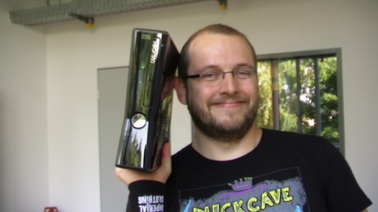 [14/07/2010] Xbox 360 Slim - Mit der neuen Xbox 360 bietet Microsoft eine um Längen leisere Konsole an. Die Gefahr eines Red Ring of Deaths wurde zudem minimiert. Kinect-Käufer müssen mit der neuen Xbox die Bewegungssteuerung nicht zusätzlich mit Strom versorgen.