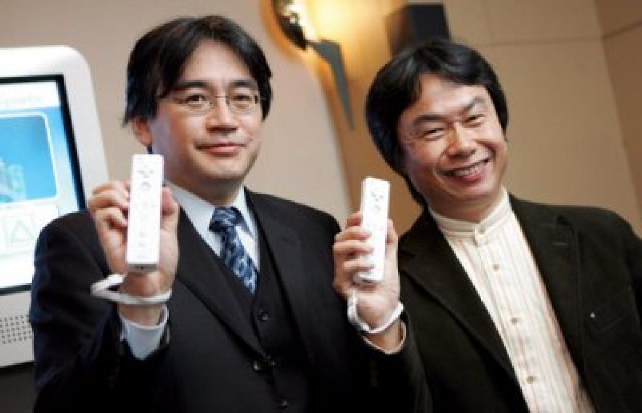 [04/08/2010] Satoru Iwata und Shigeru Miyamoto mit der Wii-Fernbedienung.